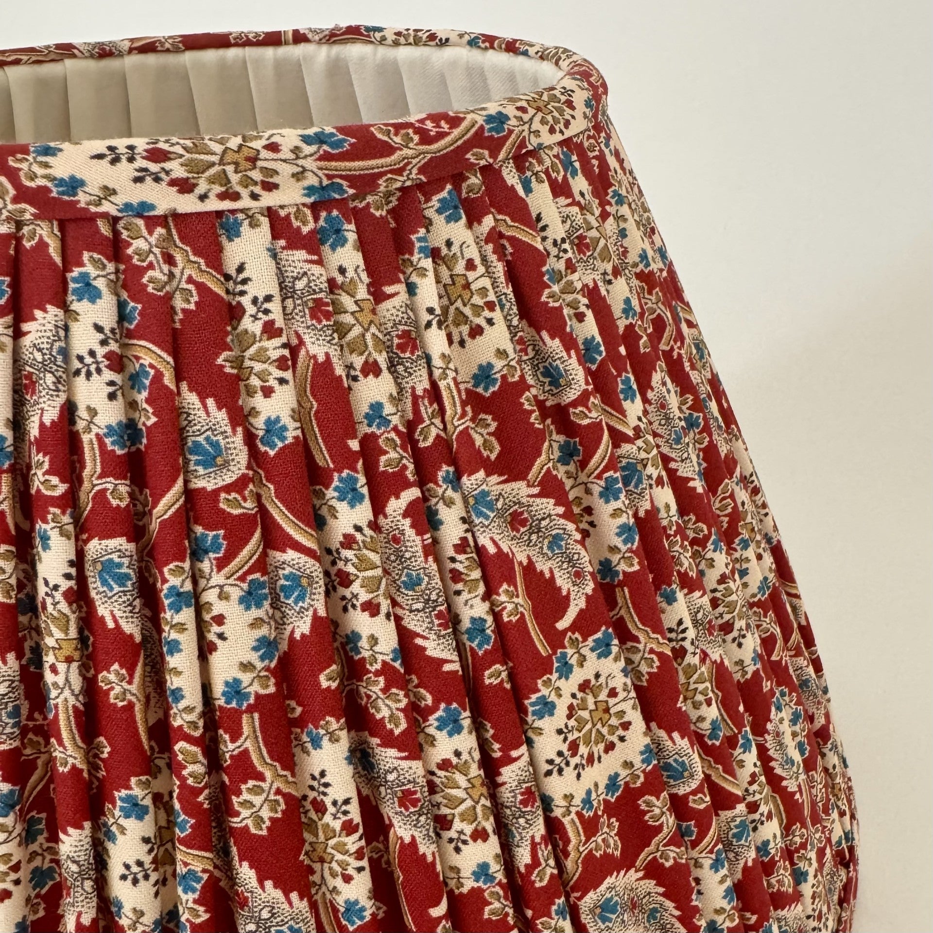 16" Pembroke Red & Blue Paisley Gathered Shade